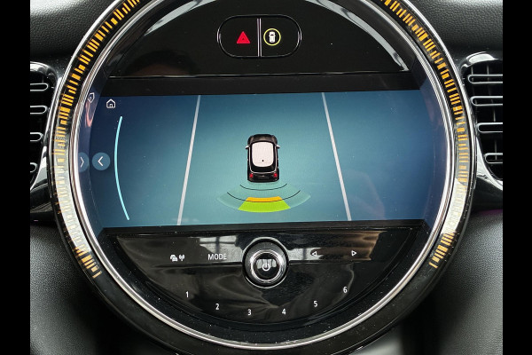 MINI Hatchback Cooper Essential Automaat 3 deurs / Navigatiesysteem / Driving Assistant / Climate Control / Parkeersensoren achter / Bluetooth / Sfeerverlichting  / LED / Lichtpakket / DAB