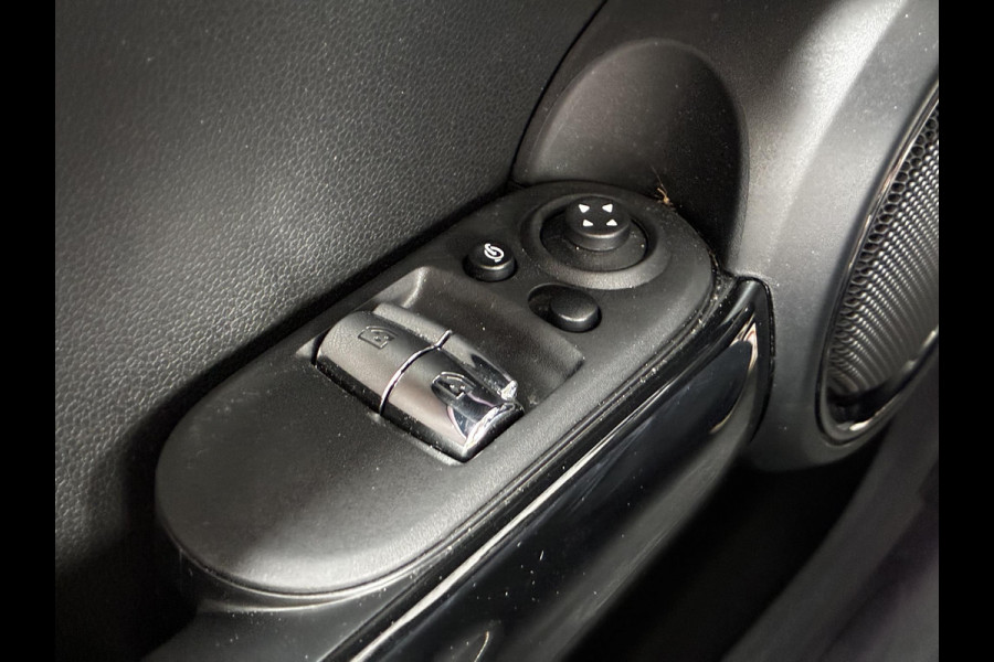 MINI Hatchback Cooper Essential Automaat 3 deurs / Navigatiesysteem / Driving Assistant / Climate Control / Parkeersensoren achter / Bluetooth / Sfeerverlichting  / LED / Lichtpakket / DAB