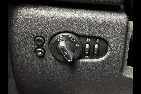 MINI Hatchback Cooper Essential Automaat 3 deurs / Navigatiesysteem / Driving Assistant / Climate Control / Parkeersensoren achter / Bluetooth / Sfeerverlichting  / LED / Lichtpakket / DAB
