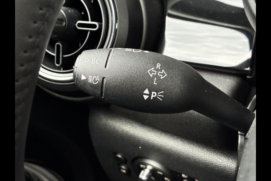 MINI Hatchback Cooper Essential Automaat 3 deurs / Navigatiesysteem / Driving Assistant / Climate Control / Parkeersensoren achter / Bluetooth / Sfeerverlichting  / LED / Lichtpakket / DAB