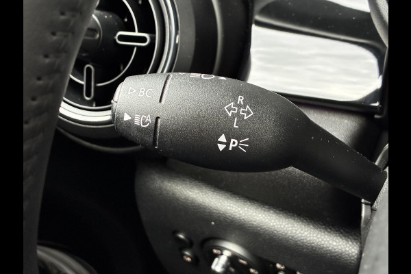 MINI Hatchback Cooper Essential Automaat 3 deurs / Navigatiesysteem / Driving Assistant / Climate Control / Parkeersensoren achter / Bluetooth / Sfeerverlichting  / LED / Lichtpakket / DAB