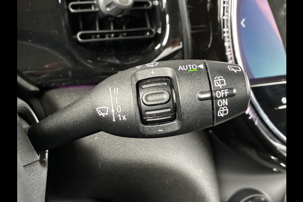 MINI Hatchback Cooper Essential Automaat 3 deurs / Navigatiesysteem / Driving Assistant / Climate Control / Parkeersensoren achter / Bluetooth / Sfeerverlichting  / LED / Lichtpakket / DAB