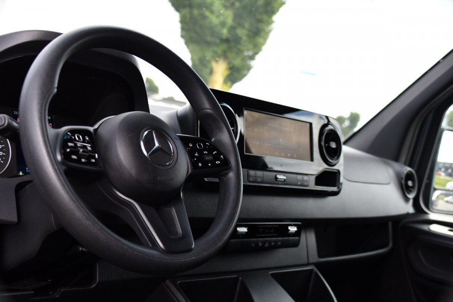 Mercedes-Benz Sprinter 317 1.9 CDI L2H2 RWD PB Edition Camera, Cruise, Carplay, 3500kg Trekhaak, LED, 170pk, 10,5'' Mbux, Geveerde stoel, Multimedia, Uniek!