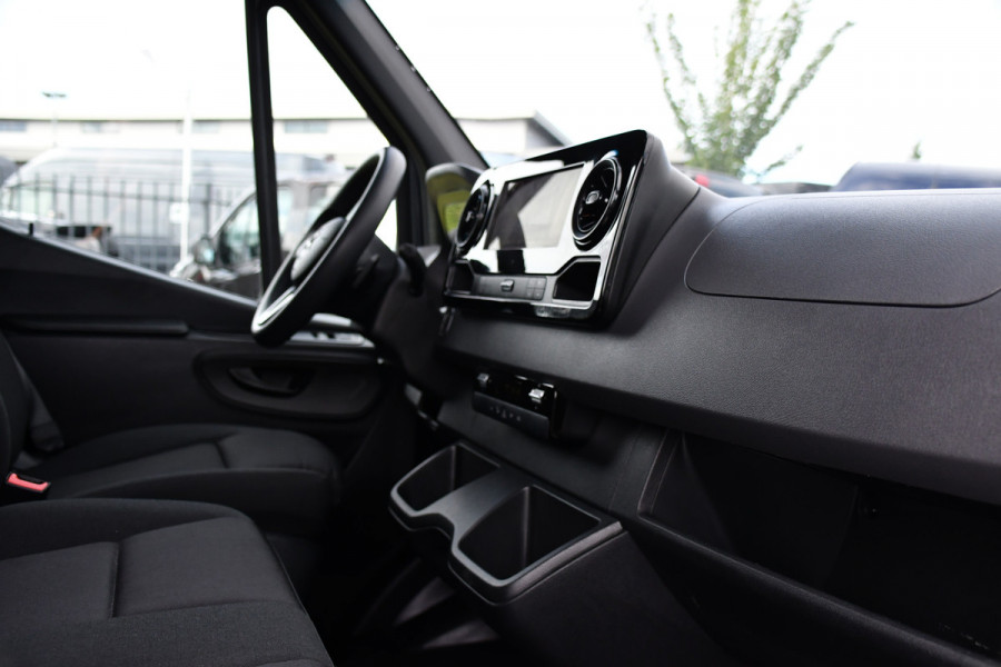 Mercedes-Benz Sprinter 317 1.9 CDI L2H2 RWD PB Edition Camera, Cruise, Carplay, 3500kg Trekhaak, LED, 170pk, 10,5'' Mbux, Geveerde stoel, Multimedia, Uniek!