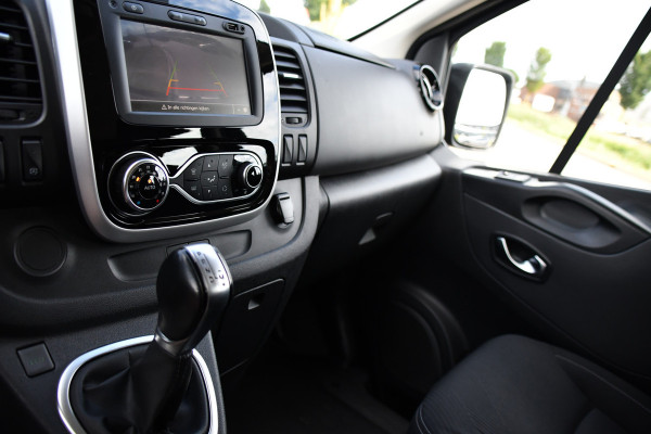 Renault Trafic 2.0 dCi 145 T29 L2H1 DC Black Edition Camera, Cruise, Clima, 145pk, Automaat, 2 x Schuifdeur, Trekhaak, Sensoren,