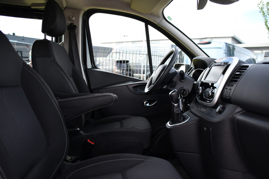 Renault Trafic 2.0 dCi 145 T29 L2H1 DC Black Edition Camera, Cruise, Clima, 145pk, Automaat, 2 x Schuifdeur, Trekhaak, Sensoren,