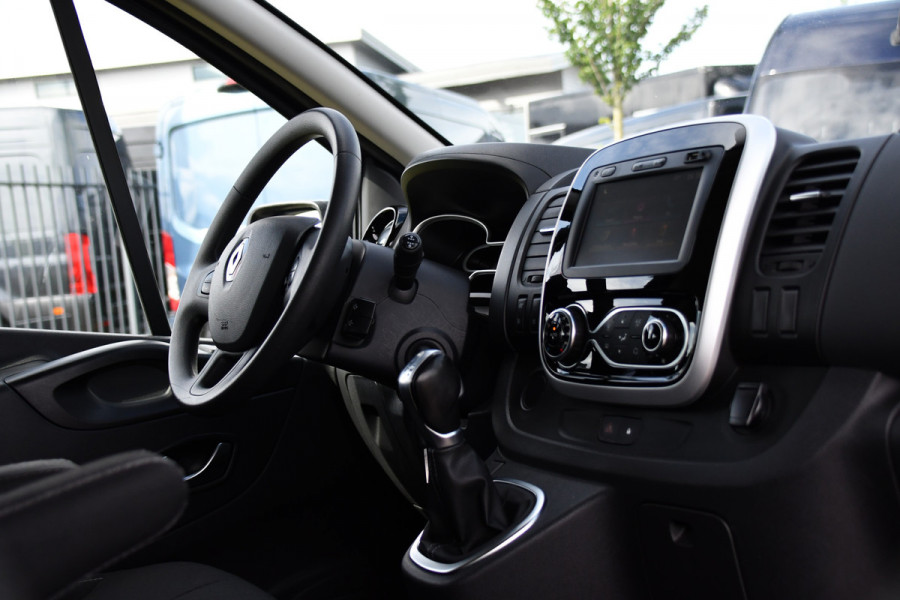 Renault Trafic 2.0 dCi 145 T29 L2H1 DC Black Edition Camera, Cruise, Clima, 145pk, Automaat, 2 x Schuifdeur, Trekhaak, Sensoren,