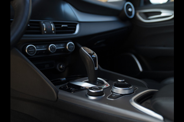 Alfa Romeo Giulia 2.2 Sprint | Panoramadak | Veloce stoelen | Carplay | Adapt. cruise
