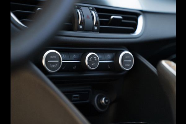 Alfa Romeo Giulia 2.2 Sprint | Panoramadak | Veloce stoelen | Carplay | Adapt. cruise