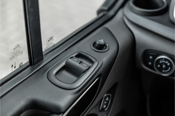 Ford Transit Custom 320 2.0 TDCI 170 PK L2H1 Limited DC | CarPlay | Camera | Navigatie | Lederen bekleding | Elek stoelen | Stoelverwarming | Blind spot | DAB | Nieuwe APK
