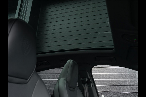 Porsche Cayenne Coupé 3.0 E-Hybrid Sport Design | NL-Auto | Sportuitlaat | Panoramadak | 18 Wegs Memory Seats | 4-Wiel Besturing | 360 Camera | Adaptive Cruise | Stoelverwarming + Ventilatie | Bose | Luchtvering | Sport Chrono | Interieurpakket Carbon | Soft Close |