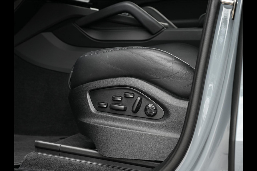 Porsche Cayenne Coupé 3.0 E-Hybrid Sport Design | NL-Auto | Sportuitlaat | Panoramadak | 18 Wegs Memory Seats | 4-Wiel Besturing | 360 Camera | Adaptive Cruise | Stoelverwarming + Ventilatie | Bose | Luchtvering | Sport Chrono | Interieurpakket Carbon | Soft Close |