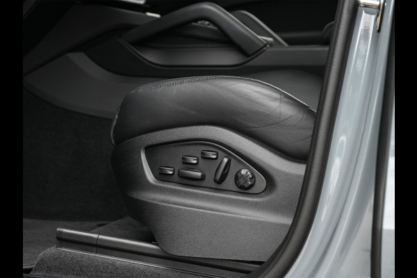 Porsche Cayenne Coupé 3.0 E-Hybrid Sport Design | NL-Auto | Sportuitlaat | Panoramadak | 18 Wegs Memory Seats | 4-Wiel Besturing | 360 Camera | Adaptive Cruise | Stoelverwarming + Ventilatie | Bose | Luchtvering | Sport Chrono | Interieurpakket Carbon | Soft Close |