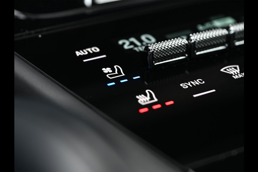 Porsche Cayenne Coupé 3.0 E-Hybrid Sport Design | NL-Auto | Sportuitlaat | Panoramadak | 18 Wegs Memory Seats | 4-Wiel Besturing | 360 Camera | Adaptive Cruise | Stoelverwarming + Ventilatie | Bose | Luchtvering | Sport Chrono | Interieurpakket Carbon | Soft Close |