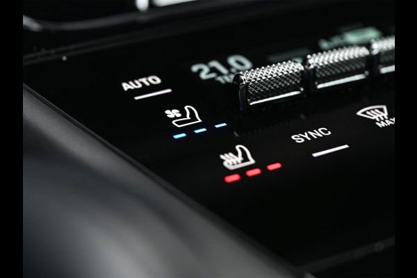 Porsche Cayenne Coupé 3.0 E-Hybrid Sport Design | NL-Auto | Sportuitlaat | Panoramadak | 18 Wegs Memory Seats | 4-Wiel Besturing | 360 Camera | Adaptive Cruise | Stoelverwarming + Ventilatie | Bose | Luchtvering | Sport Chrono | Interieurpakket Carbon | Soft Close |