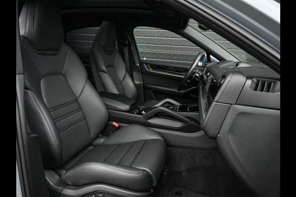 Porsche Cayenne Coupé 3.0 E-Hybrid Sport Design | NL-Auto | Sportuitlaat | Panoramadak | 18 Wegs Memory Seats | 4-Wiel Besturing | 360 Camera | Adaptive Cruise | Stoelverwarming + Ventilatie | Bose | Luchtvering | Sport Chrono | Interieurpakket Carbon | Soft Close |