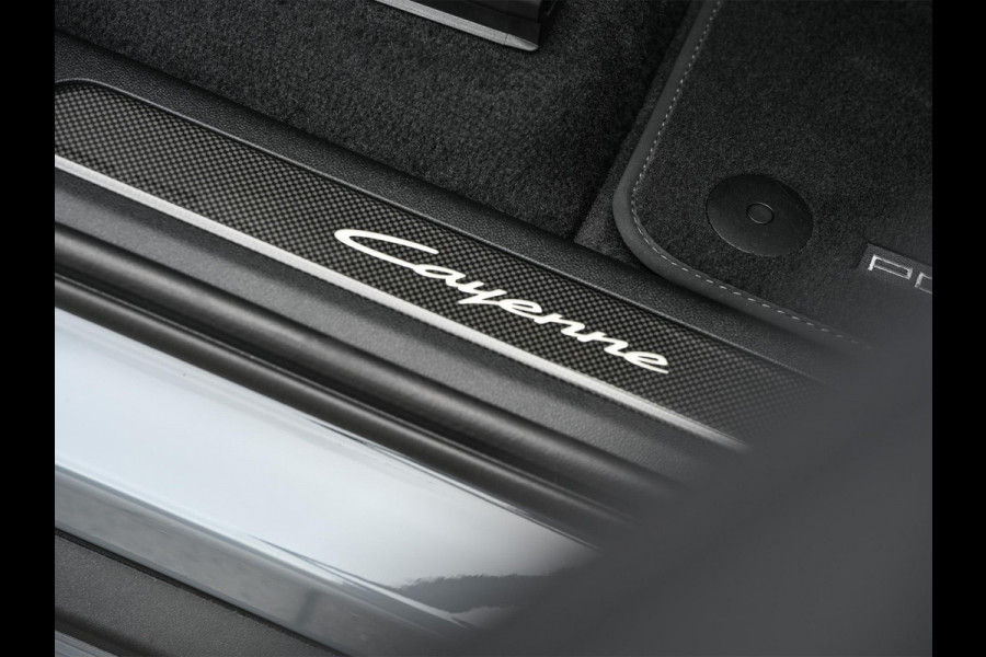 Porsche Cayenne Coupé 3.0 E-Hybrid Sport Design | NL-Auto | Sportuitlaat | Panoramadak | 18 Wegs Memory Seats | 4-Wiel Besturing | 360 Camera | Adaptive Cruise | Stoelverwarming + Ventilatie | Bose | Luchtvering | Sport Chrono | Interieurpakket Carbon | Soft Close |