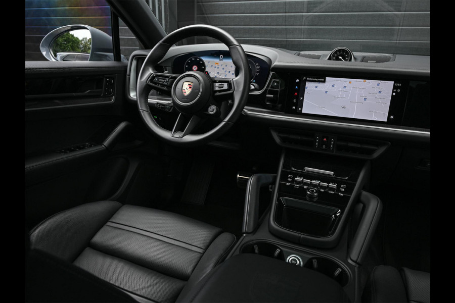 Porsche Cayenne Coupé 3.0 E-Hybrid Sport Design | NL-Auto | Sportuitlaat | Panoramadak | 18 Wegs Memory Seats | 4-Wiel Besturing | 360 Camera | Adaptive Cruise | Stoelverwarming + Ventilatie | Bose | Luchtvering | Sport Chrono | Interieurpakket Carbon | Soft Close |