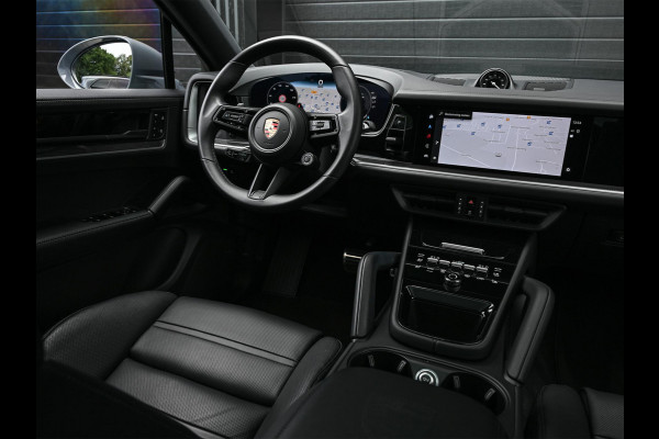 Porsche Cayenne Coupé 3.0 E-Hybrid Sport Design | NL-Auto | Sportuitlaat | Panoramadak | 18 Wegs Memory Seats | 4-Wiel Besturing | 360 Camera | Adaptive Cruise | Stoelverwarming + Ventilatie | Bose | Luchtvering | Sport Chrono | Interieurpakket Carbon | Soft Close |