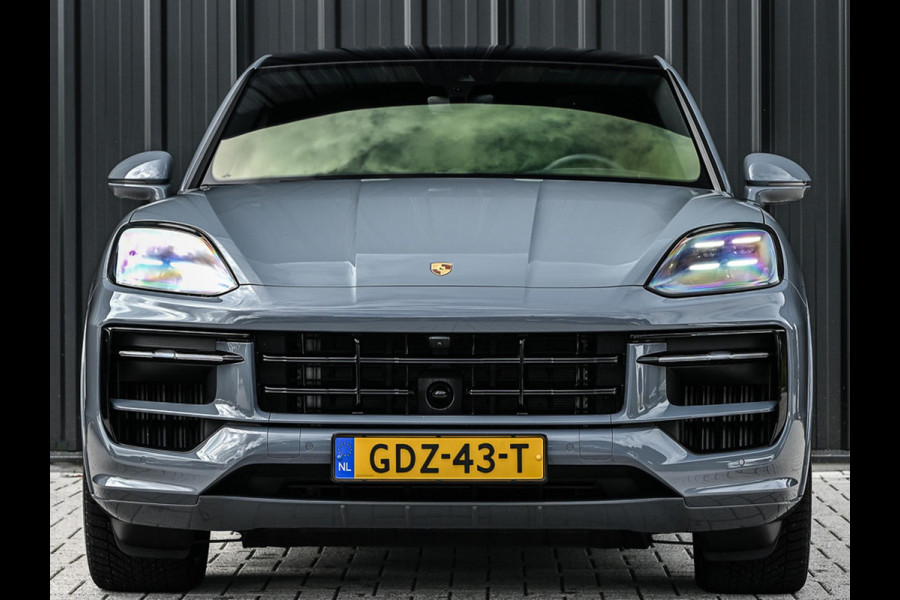 Porsche Cayenne Coupé 3.0 E-Hybrid Sport Design | NL-Auto | Sportuitlaat | Panoramadak | 18 Wegs Memory Seats | 4-Wiel Besturing | 360 Camera | Adaptive Cruise | Stoelverwarming + Ventilatie | Bose | Luchtvering | Sport Chrono | Interieurpakket Carbon | Soft Close |