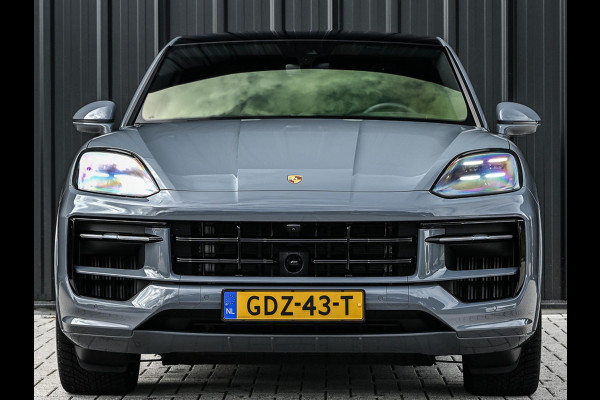 Porsche Cayenne Coupé 3.0 E-Hybrid Sport Design | NL-Auto | Sportuitlaat | Panoramadak | 18 Wegs Memory Seats | 4-Wiel Besturing | 360 Camera | Adaptive Cruise | Stoelverwarming + Ventilatie | Bose | Luchtvering | Sport Chrono | Interieurpakket Carbon | Soft Close |