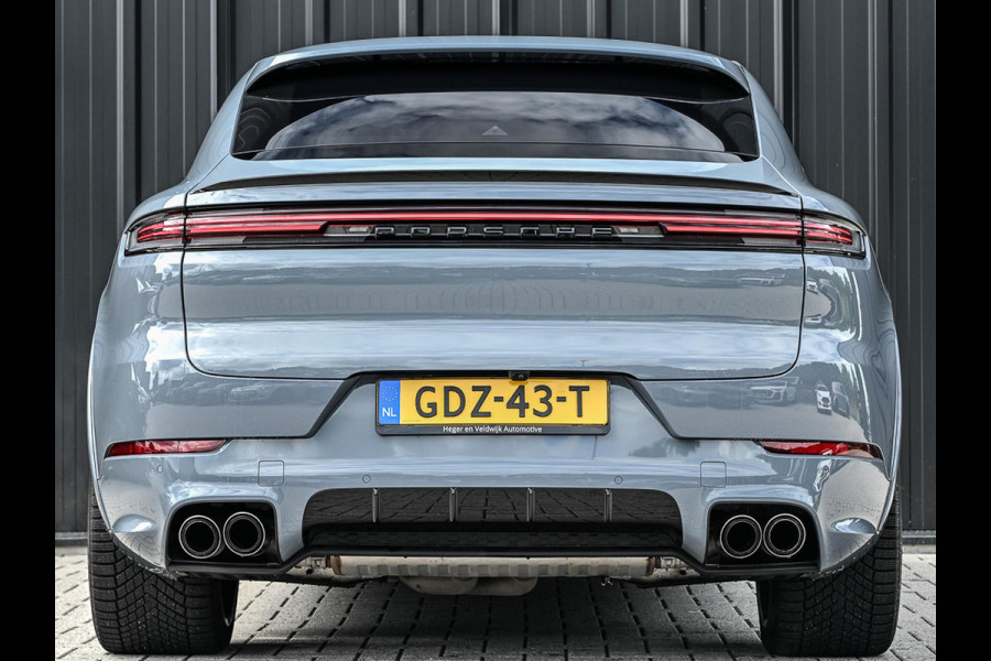 Porsche Cayenne Coupé 3.0 E-Hybrid Sport Design | NL-Auto | Sportuitlaat | Panoramadak | 18 Wegs Memory Seats | 4-Wiel Besturing | 360 Camera | Adaptive Cruise | Stoelverwarming + Ventilatie | Bose | Luchtvering | Sport Chrono | Interieurpakket Carbon | Soft Close |