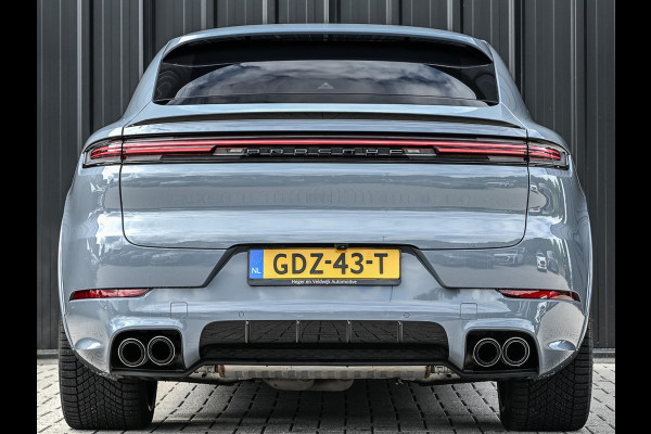 Porsche Cayenne Coupé 3.0 E-Hybrid Sport Design | NL-Auto | Sportuitlaat | Panoramadak | 18 Wegs Memory Seats | 4-Wiel Besturing | 360 Camera | Adaptive Cruise | Stoelverwarming + Ventilatie | Bose | Luchtvering | Sport Chrono | Interieurpakket Carbon | Soft Close |