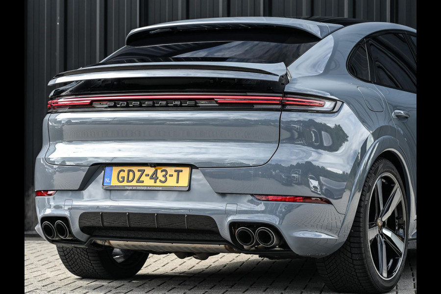 Porsche Cayenne Coupé 3.0 E-Hybrid Sport Design | NL-Auto | Sportuitlaat | Panoramadak | 18 Wegs Memory Seats | 4-Wiel Besturing | 360 Camera | Adaptive Cruise | Stoelverwarming + Ventilatie | Bose | Luchtvering | Sport Chrono | Interieurpakket Carbon | Soft Close |