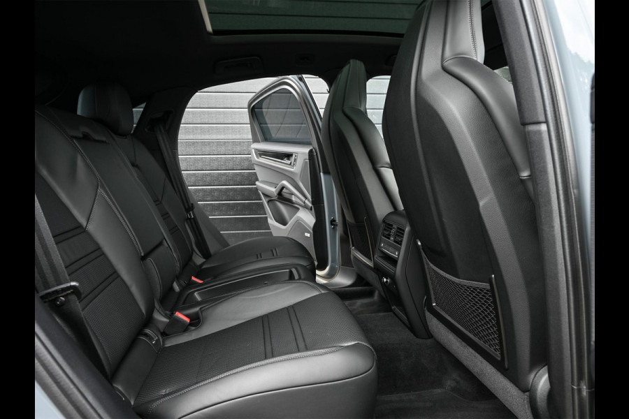 Porsche Cayenne Coupé 3.0 E-Hybrid Sport Design | NL-Auto | Sportuitlaat | Panoramadak | 18 Wegs Memory Seats | 4-Wiel Besturing | 360 Camera | Adaptive Cruise | Stoelverwarming + Ventilatie | Bose | Luchtvering | Sport Chrono | Interieurpakket Carbon | Soft Close |