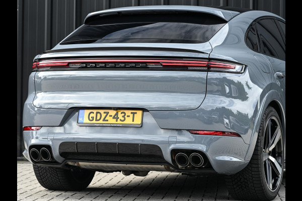 Porsche Cayenne Coupé 3.0 E-Hybrid Sport Design | NL-Auto | Sportuitlaat | Panoramadak | 18 Wegs Memory Seats | 4-Wiel Besturing | 360 Camera | Adaptive Cruise | Stoelverwarming + Ventilatie | Bose | Luchtvering | Sport Chrono | Interieurpakket Carbon | Soft Close |