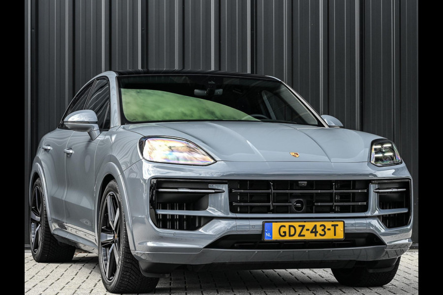 Porsche Cayenne Coupé 3.0 E-Hybrid Sport Design | NL-Auto | Sportuitlaat | Panoramadak | 18 Wegs Memory Seats | 4-Wiel Besturing | 360 Camera | Adaptive Cruise | Stoelverwarming + Ventilatie | Bose | Luchtvering | Sport Chrono | Interieurpakket Carbon | Soft Close |