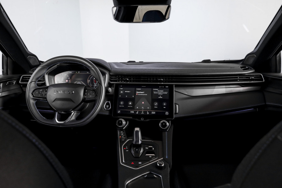 Lynk & Co 01 1.5 PHEV 261PK MY23 | Blackpakket | Donkere hemel | 360 Camera | 7.4 kWh boordlader | S/K-panodak | Adapt. Cruise | Memory | Elek. klep | LM 20" | 5475