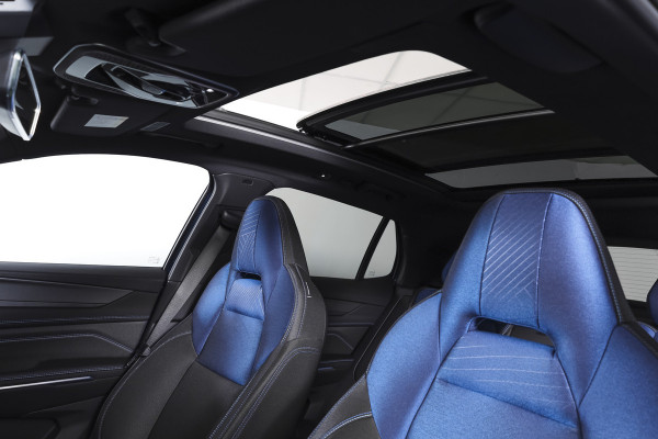Lynk & Co 01 1.5 PHEV 261PK MY23 | Blackpakket | Donkere hemel | 360 Camera | 7.4 kWh boordlader | S/K-panodak | Adapt. Cruise | Memory | Elek. klep | LM 20" | 5475