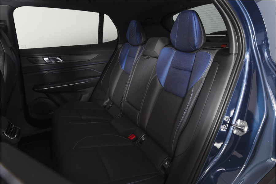 Lynk & Co 01 1.5 PHEV 261PK MY23 | Blackpakket | Donkere hemel | 360 Camera | 7.4 kWh boordlader | S/K-panodak | Adapt. Cruise | Memory | Elek. klep | LM 20" | 5475