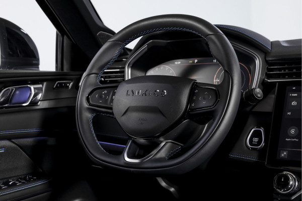 Lynk & Co 01 1.5 PHEV 261PK MY23 | Blackpakket | Donkere hemel | 360 Camera | 7.4 kWh boordlader | S/K-panodak | Adapt. Cruise | Memory | Elek. klep | LM 20" | 5475