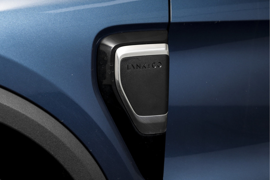 Lynk & Co 01 1.5 PHEV 261PK MY23 | Blackpakket | Donkere hemel | 360 Camera | 7.4 kWh boordlader | S/K-panodak | Adapt. Cruise | Memory | Elek. klep | LM 20" | 5475