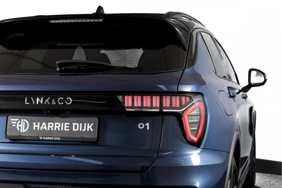 Lynk & Co 01 1.5 PHEV 261PK MY23 | Blackpakket | Donkere hemel | 360 Camera | 7.4 kWh boordlader | S/K-panodak | Adapt. Cruise | Memory | Elek. klep | LM 20" | 5475