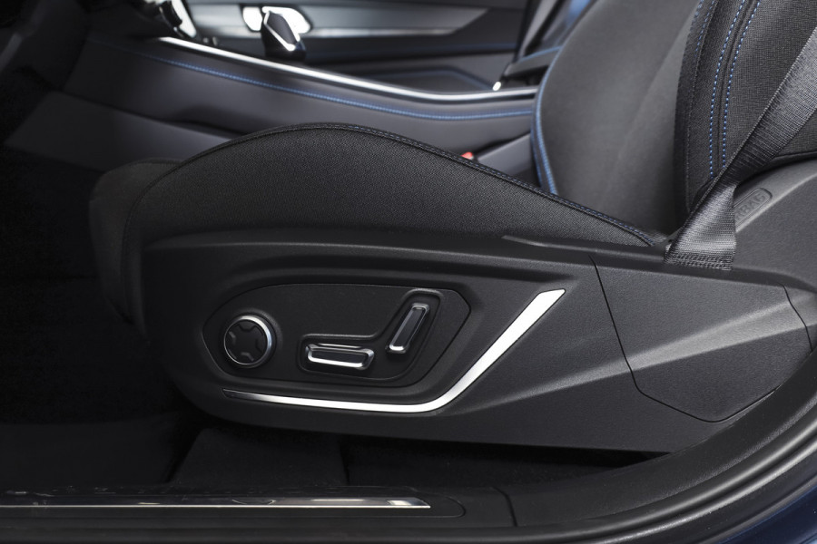 Lynk & Co 01 1.5 PHEV 261PK MY23 | Blackpakket | Donkere hemel | 360 Camera | 7.4 kWh boordlader | S/K-panodak | Adapt. Cruise | Memory | Elek. klep | LM 20" | 5475