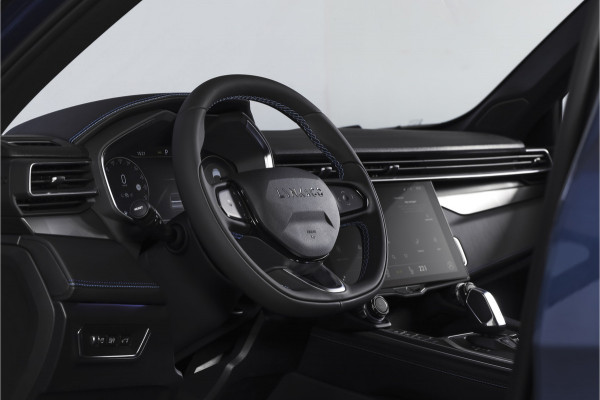 Lynk & Co 01 1.5 PHEV 261PK MY23 | Blackpakket | Donkere hemel | 360 Camera | 7.4 kWh boordlader | S/K-panodak | Adapt. Cruise | Memory | Elek. klep | LM 20" | 5475