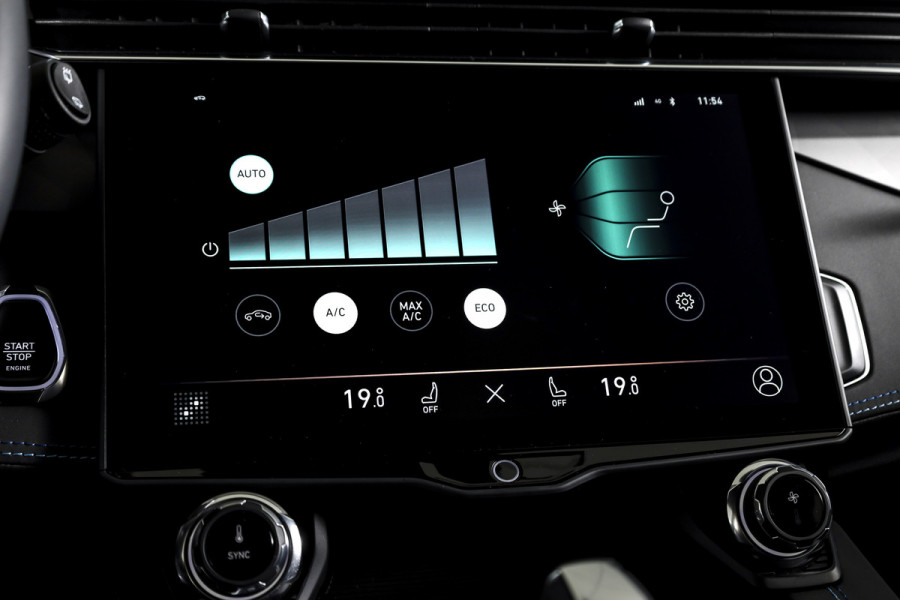 Lynk & Co 01 1.5 PHEV 261PK MY23 | Blackpakket | Donkere hemel | 360 Camera | 7.4 kWh boordlader | S/K-panodak | Adapt. Cruise | Memory | Elek. klep | LM 20" | 5475