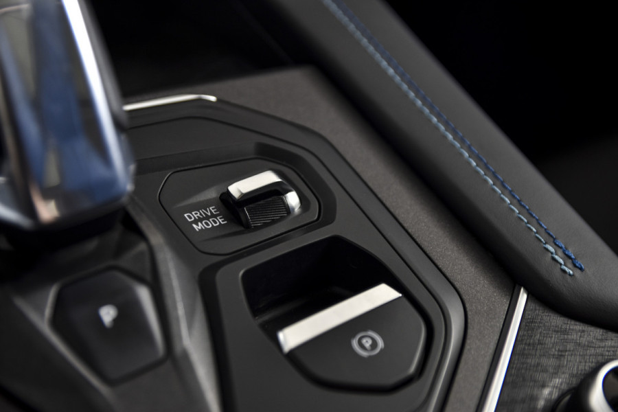 Lynk & Co 01 1.5 PHEV 261PK MY23 | Blackpakket | Donkere hemel | 360 Camera | 7.4 kWh boordlader | S/K-panodak | Adapt. Cruise | Memory | Elek. klep | LM 20" | 5475