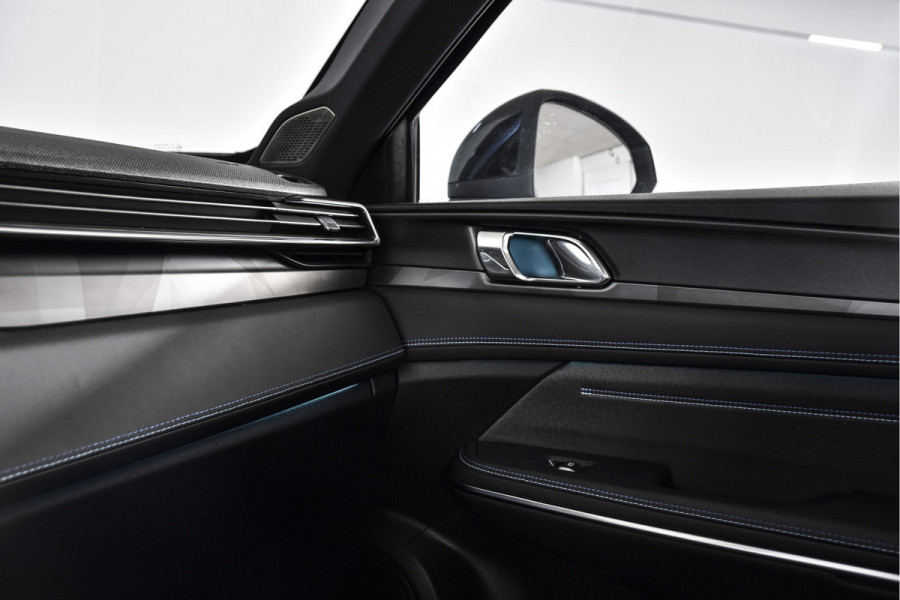 Lynk & Co 01 1.5 PHEV 261PK MY23 | Blackpakket | Donkere hemel | 360 Camera | 7.4 kWh boordlader | S/K-panodak | Adapt. Cruise | Memory | Elek. klep | LM 20" | 5475