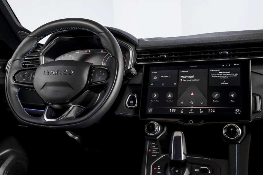 Lynk & Co 01 1.5 PHEV 261PK MY23 | Blackpakket | Donkere hemel | 360 Camera | 7.4 kWh boordlader | S/K-panodak | Adapt. Cruise | Memory | Elek. klep | LM 20" | 5475