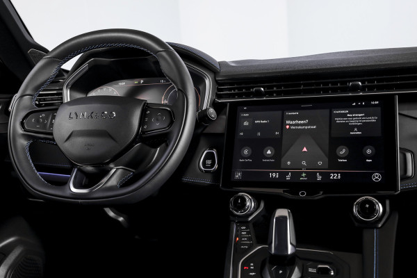 Lynk & Co 01 1.5 PHEV 261PK MY23 | Blackpakket | Donkere hemel | 360 Camera | 7.4 kWh boordlader | S/K-panodak | Adapt. Cruise | Memory | Elek. klep | LM 20" | 5475