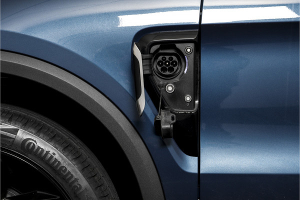 Lynk & Co 01 1.5 PHEV 261PK MY23 | Blackpakket | Donkere hemel | 360 Camera | 7.4 kWh boordlader | S/K-panodak | Adapt. Cruise | Memory | Elek. klep | LM 20" | 5475