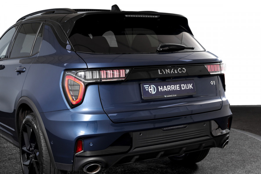 Lynk & Co 01 1.5 PHEV 261PK MY23 | Blackpakket | Donkere hemel | 360 Camera | 7.4 kWh boordlader | S/K-panodak | Adapt. Cruise | Memory | Elek. klep | LM 20" | 5475
