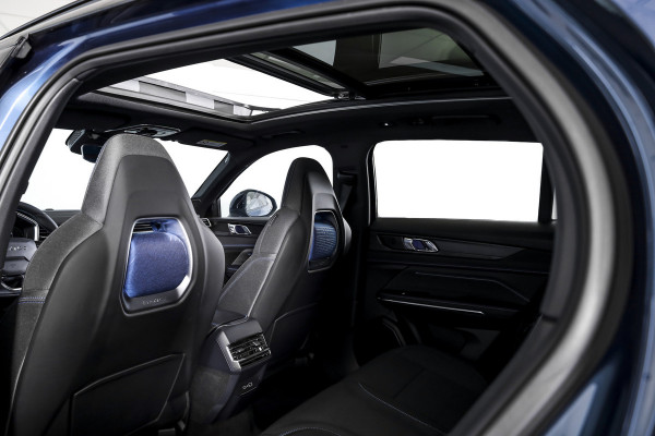 Lynk & Co 01 1.5 PHEV 261PK MY23 | Blackpakket | Donkere hemel | 360 Camera | 7.4 kWh boordlader | S/K-panodak | Adapt. Cruise | Memory | Elek. klep | LM 20" | 5475