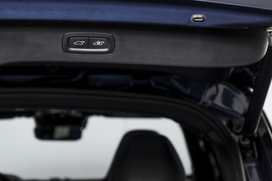 Lynk & Co 01 1.5 PHEV 261PK MY23 | Blackpakket | Donkere hemel | 360 Camera | 7.4 kWh boordlader | S/K-panodak | Adapt. Cruise | Memory | Elek. klep | LM 20" | 5475