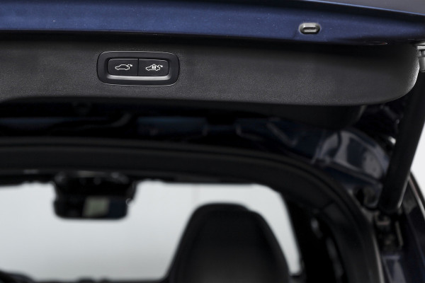 Lynk & Co 01 1.5 PHEV 261PK MY23 | Blackpakket | Donkere hemel | 360 Camera | 7.4 kWh boordlader | S/K-panodak | Adapt. Cruise | Memory | Elek. klep | LM 20" | 5475