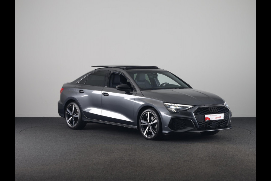 Audi A3 Limousine 30 TFSI S edition 110pk | Panoramadak | Verwarmbare voorstoelen | S-line interieur | 18 inch lichtmetalen velgen | Parkeercamera | B&O Audio